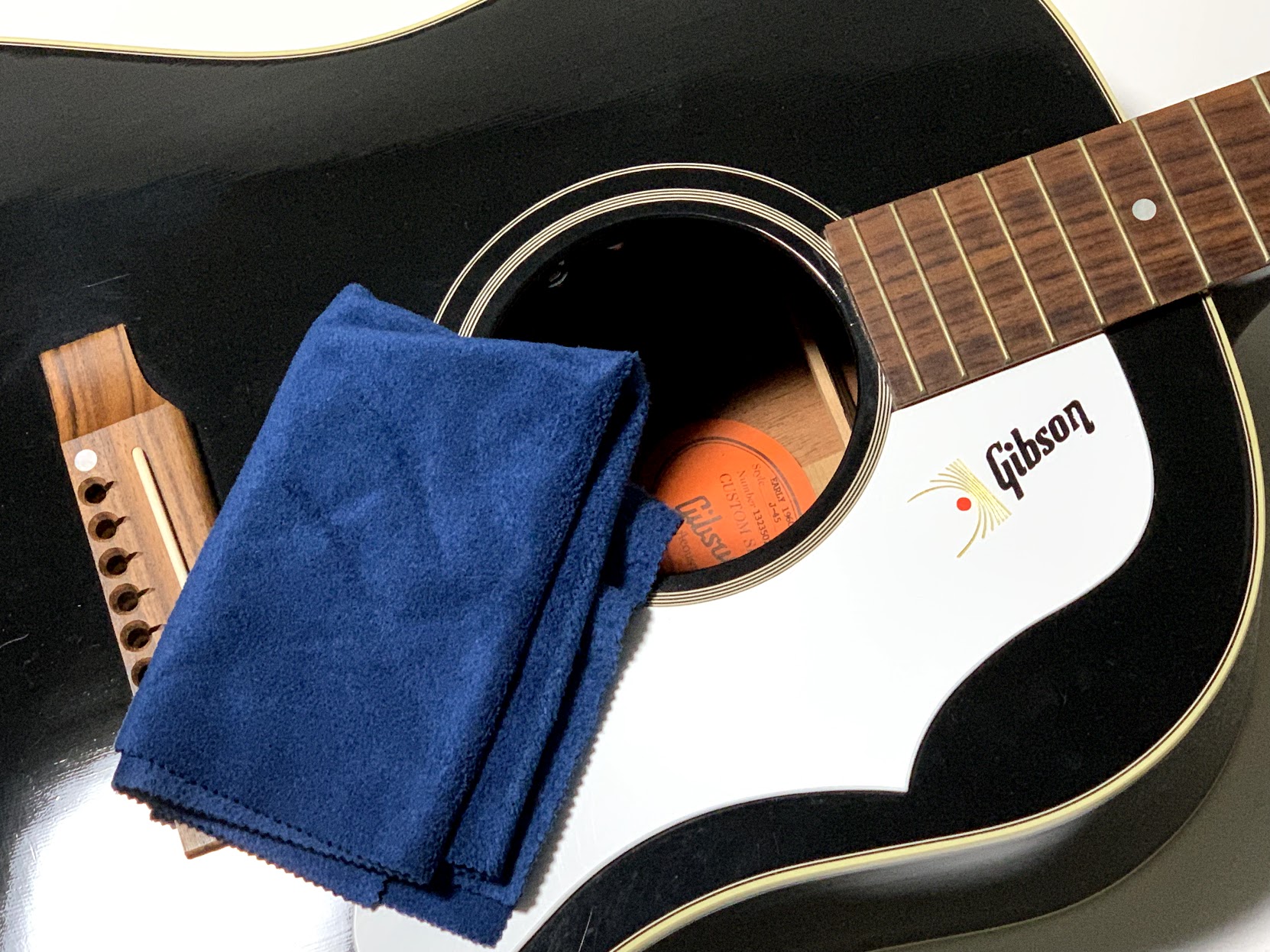 ギターを掃除する画像