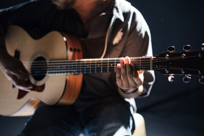 ギターを弾く人の画像
