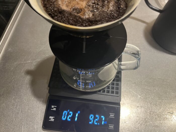 コーヒー豆を蒸らす